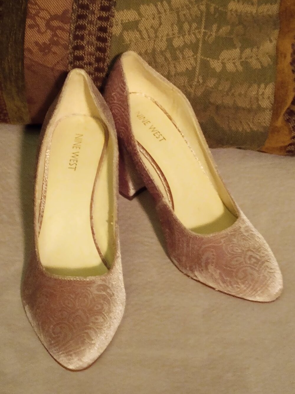 Nine West Velvet Textured Pumps Size 9.5
